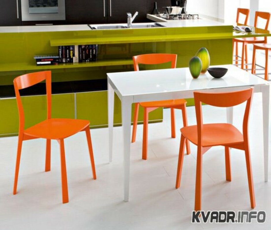 Белая кухня с оранжевыми стульями