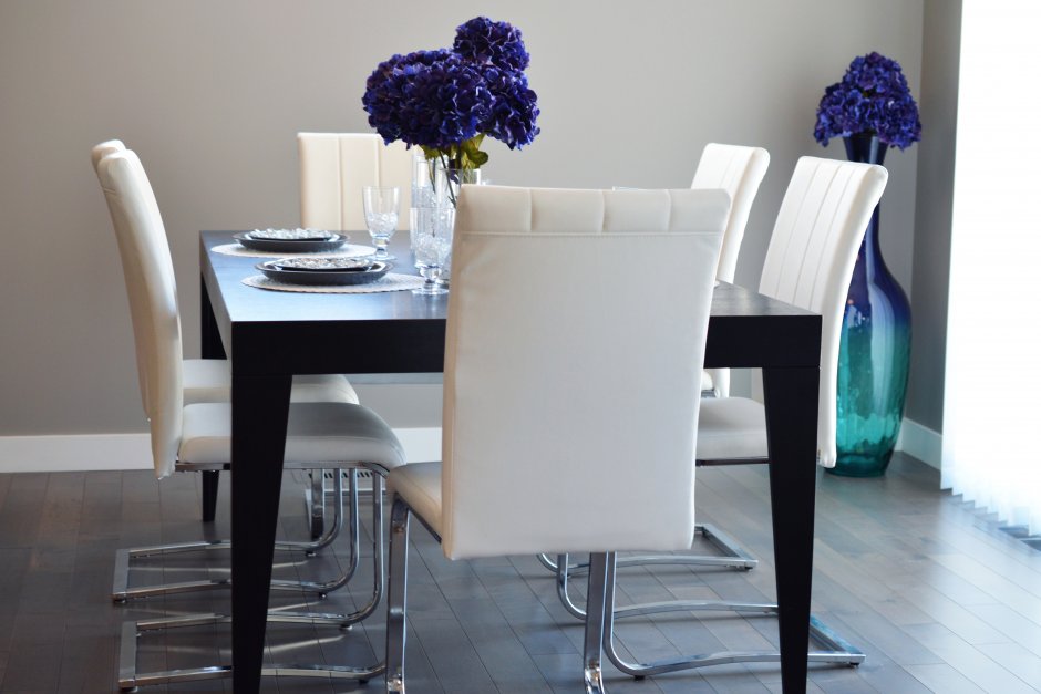 Синие обои серый стол терракотовые стулья на кухне