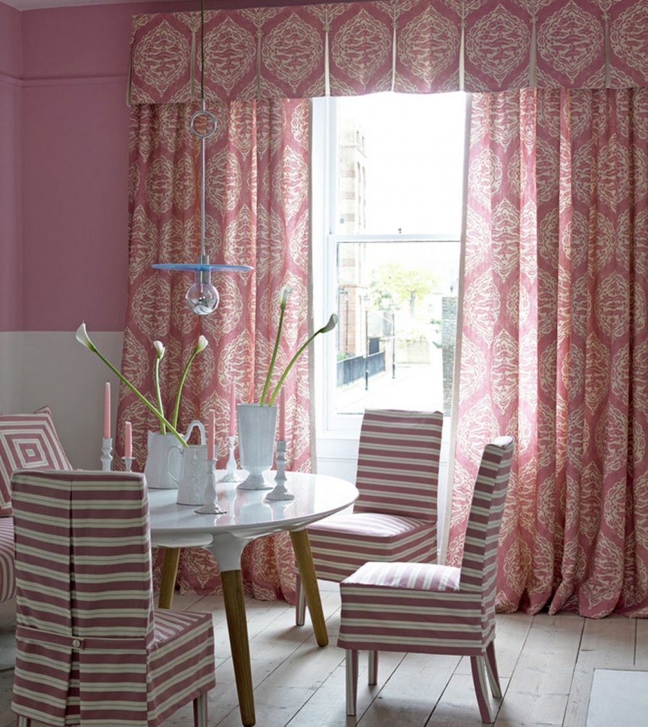 Розовые шторы в кухне гостиной