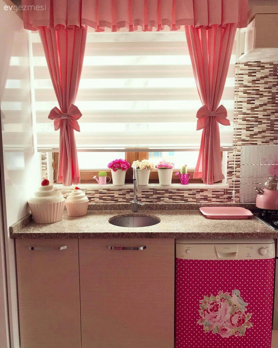 Розовые шторы в интерьере кухни
