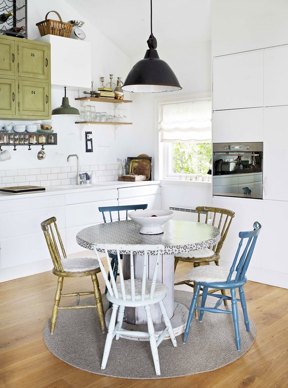 Круглый кухонный стол в скандинавском стиле