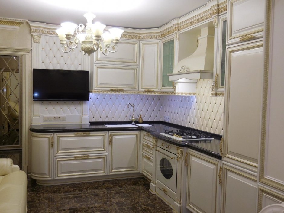 Кухня белая с патиной золото Неоклассика