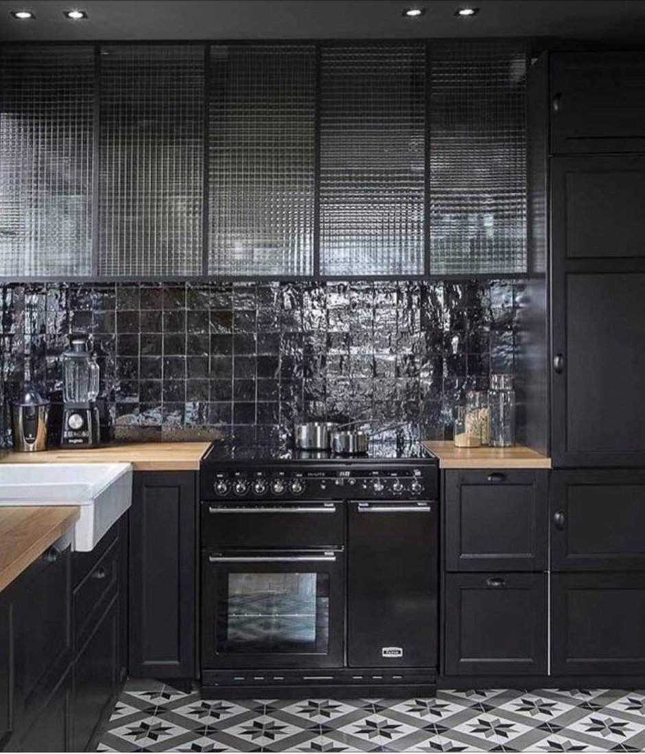 Черный цвет в интерьере кухни