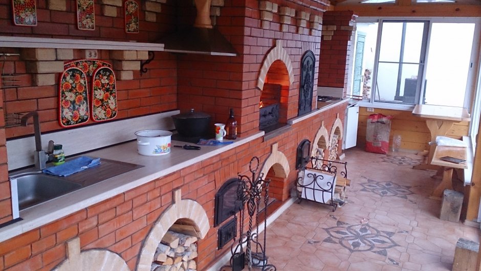 Летняя кухня с печкой из красного кирпича
