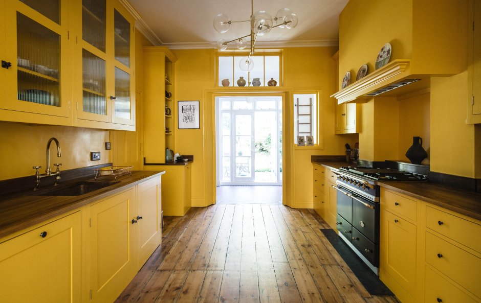 Серая кухня желтые стены