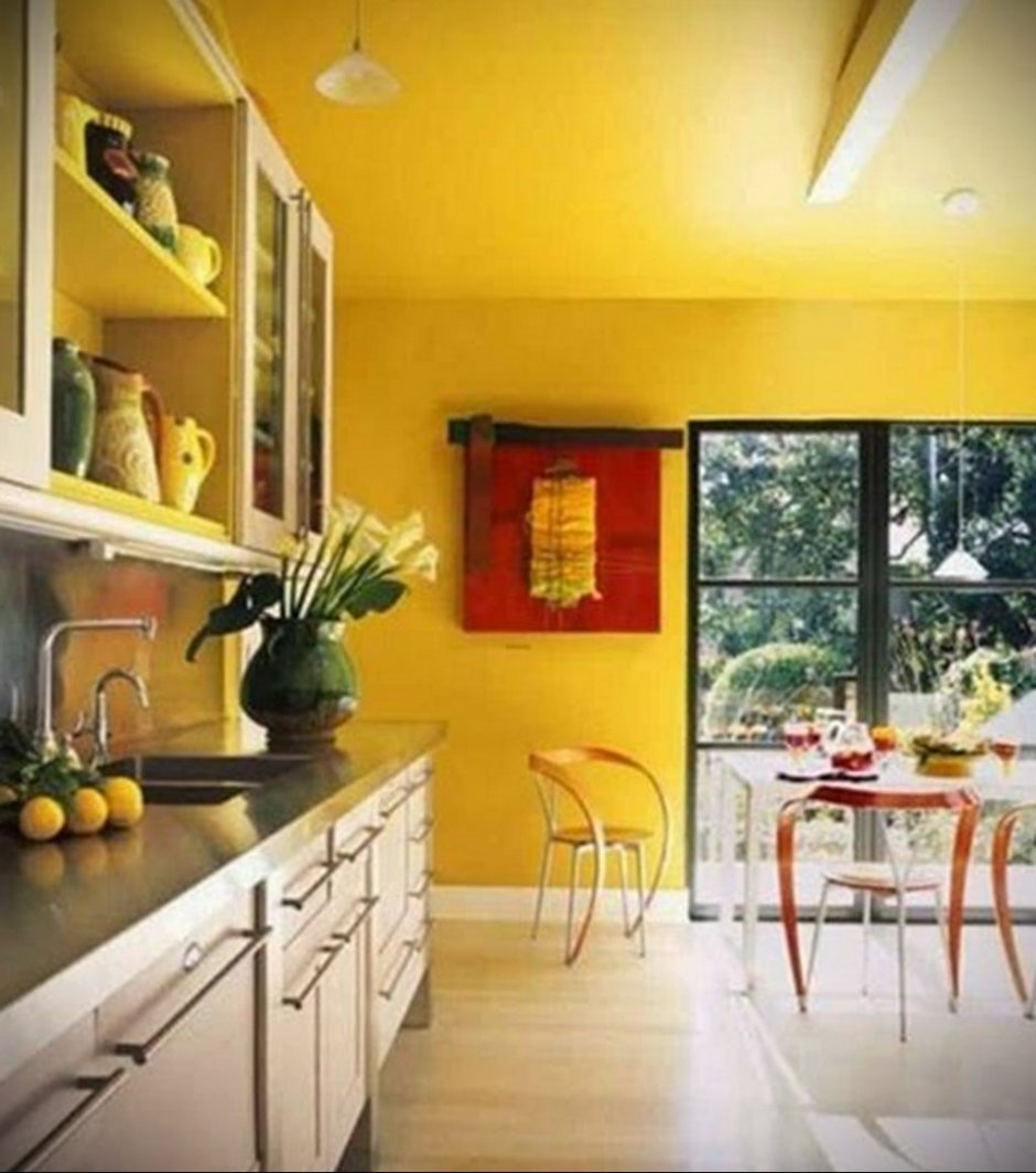 Желтые обои на кухне в интерьере