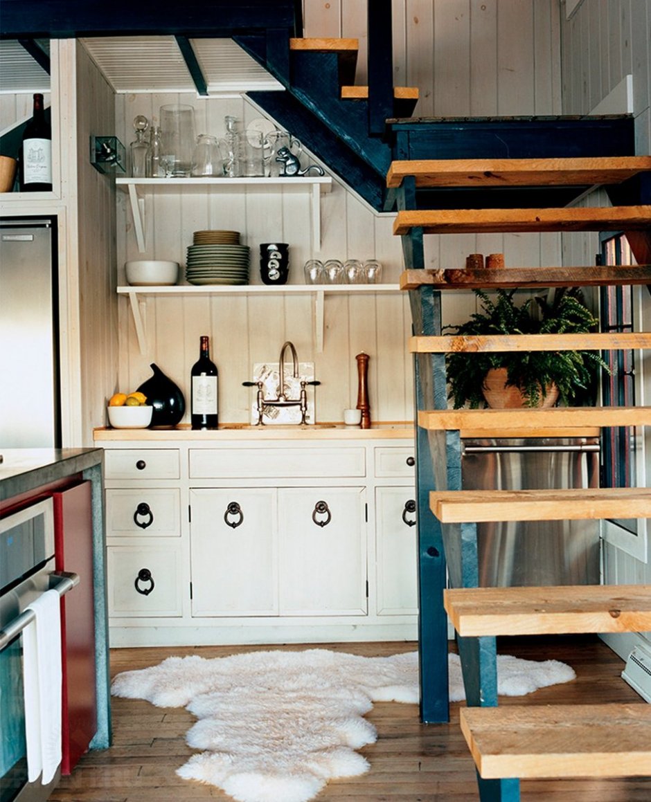 Кухонный гарнитур для кухни под лестницей в Старом стиле