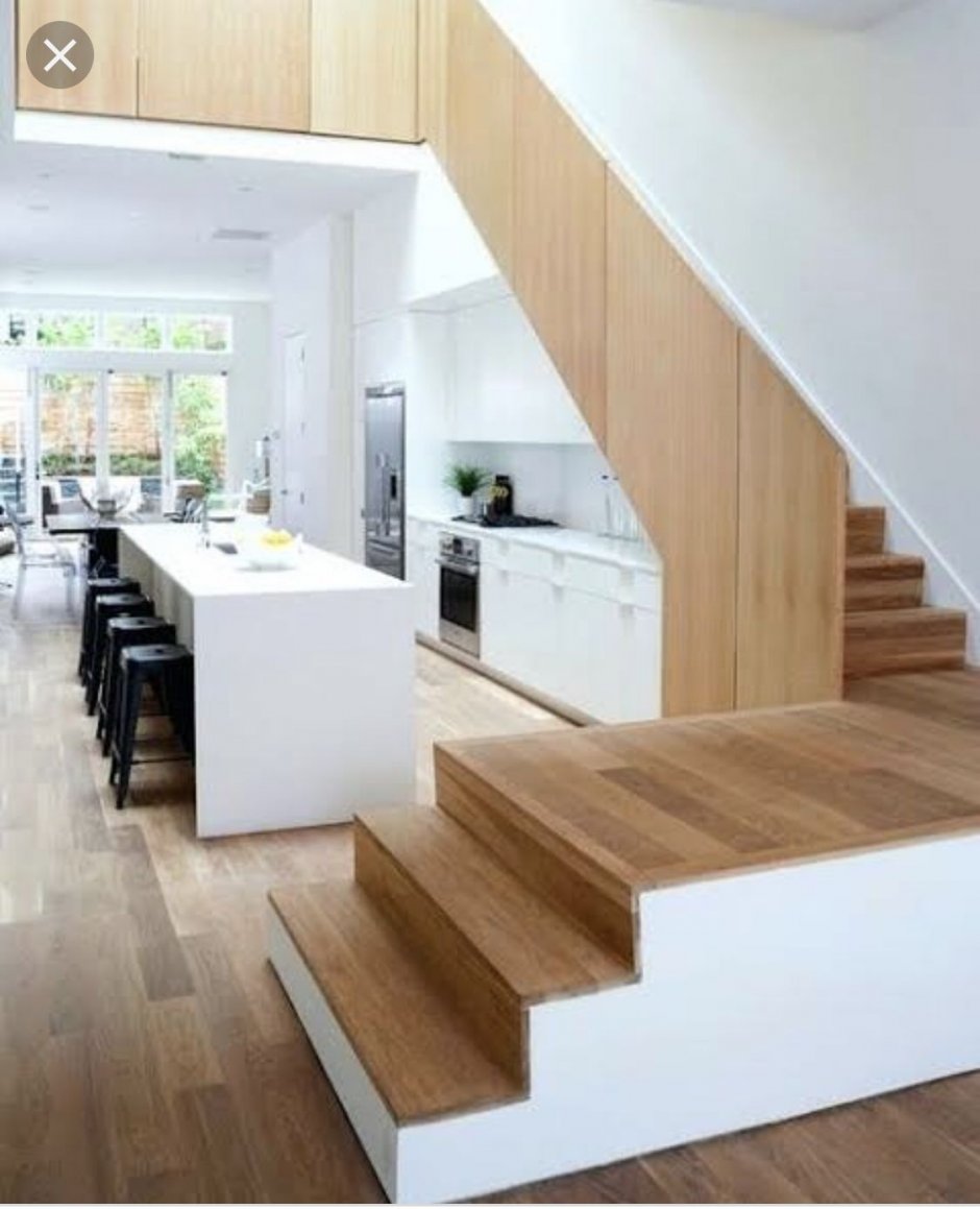 Деревянные лестницы с кухней под лестницей