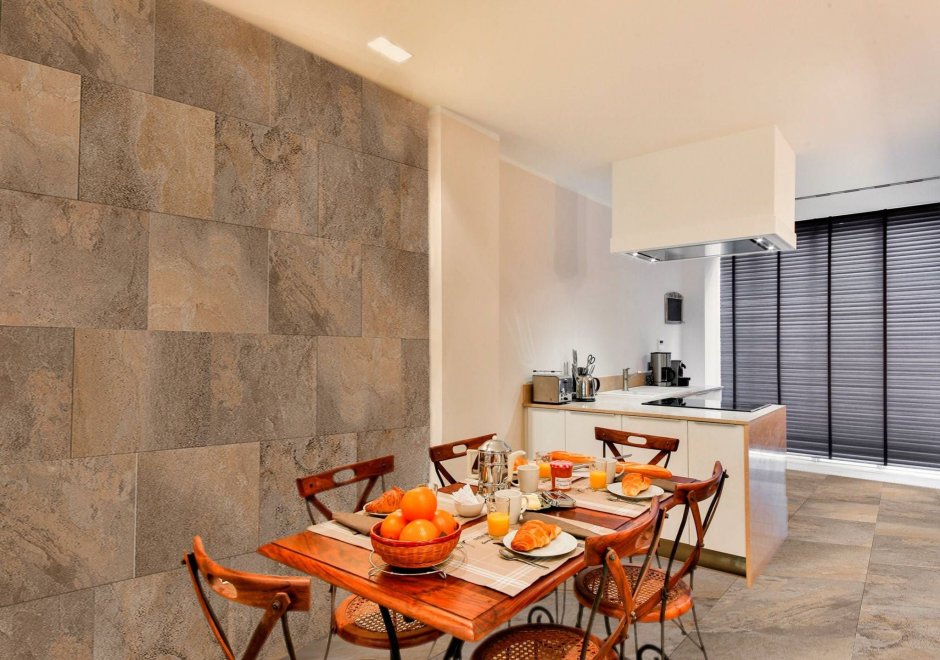 Каменная плитка на стены на кухне