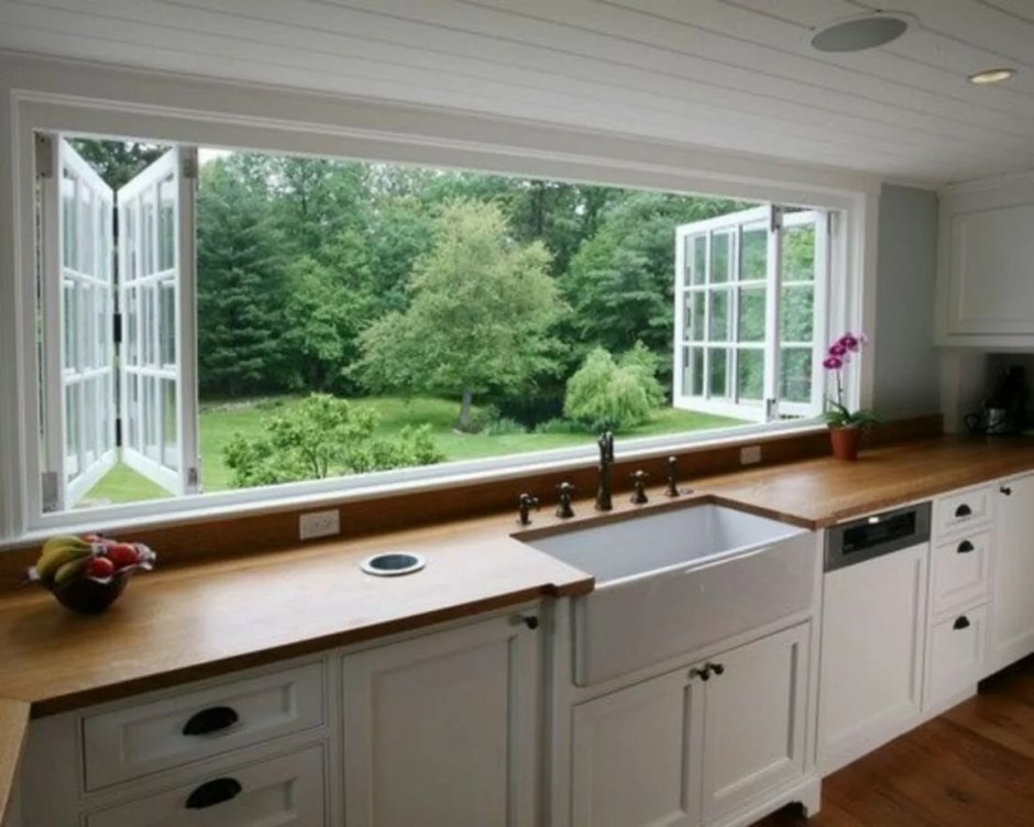 Кухонный гарнитур с большим окном