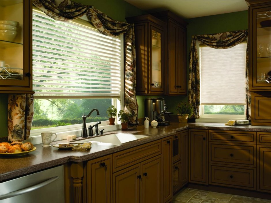 Кухонный гарнитур с двумя окнами