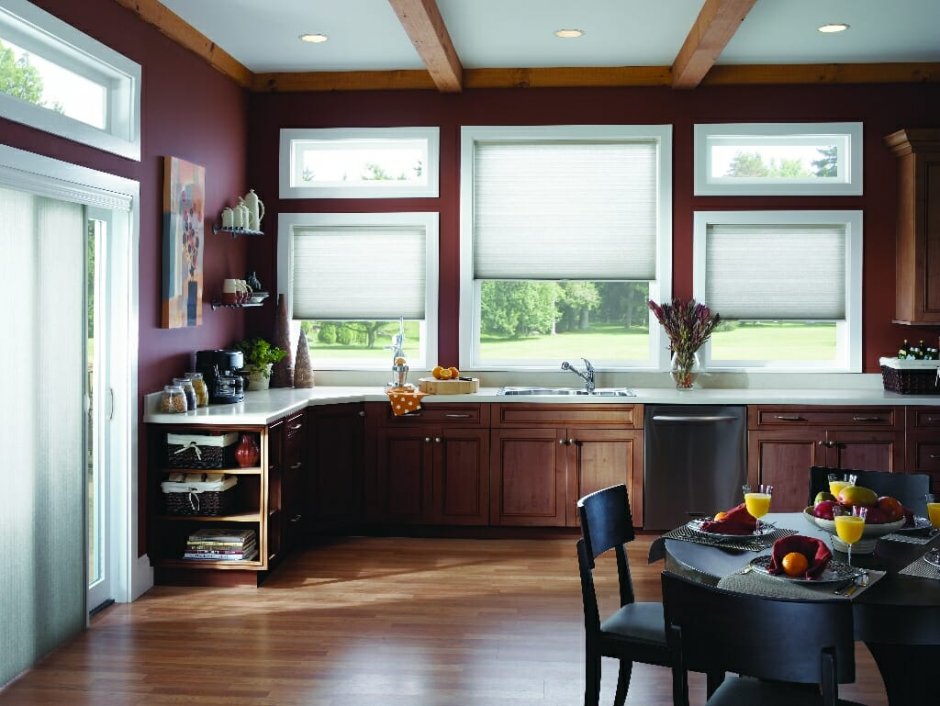 Горизонтальное окно на кухне в частном доме