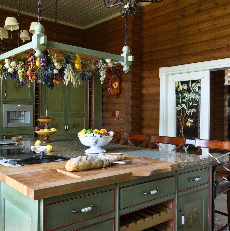 Салатовая кухня в деревянном доме