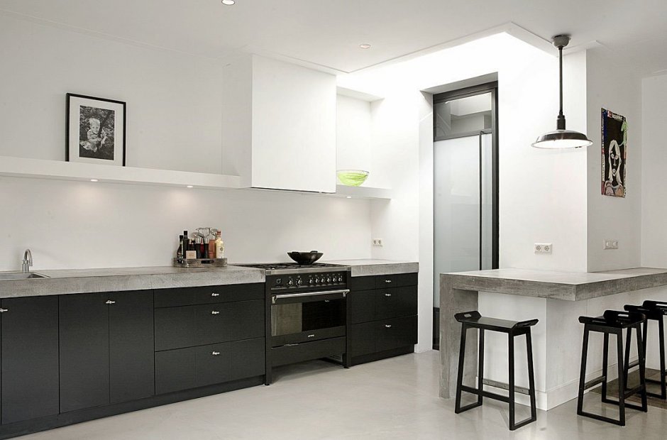 Кухни черная с серым цветом стен без верхних ящиков