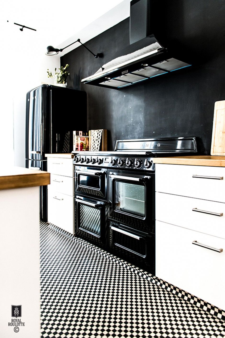 Кухня в скандинавском стиле с черной столешницей