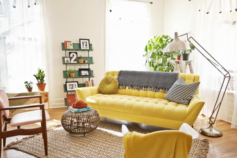 Серый зал с желтым диваном