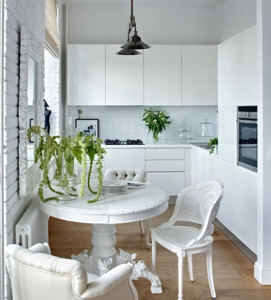 Интерьер маленькой кухни в белом цвете с диваном в квартире