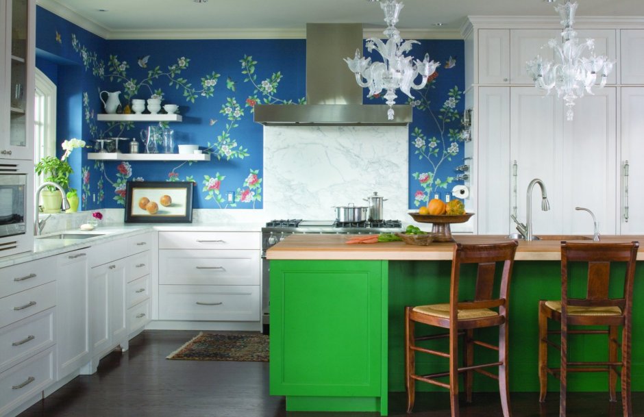 Дизайн маленькой кухни с синими обоями