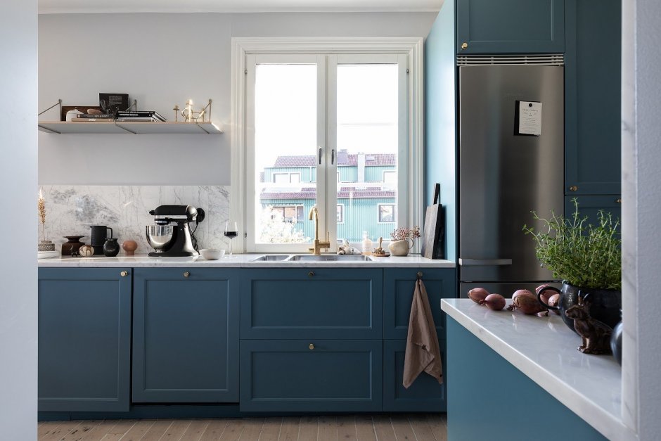 Бело синяя кухня в скандинавском стиле