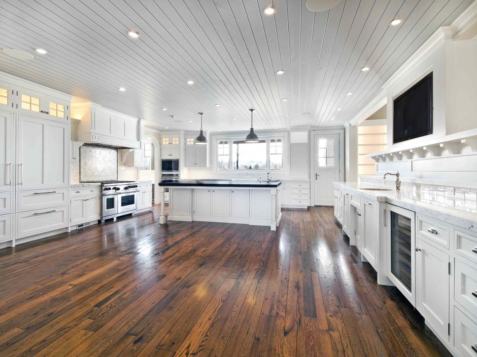 Белая кухня с деревянным полом