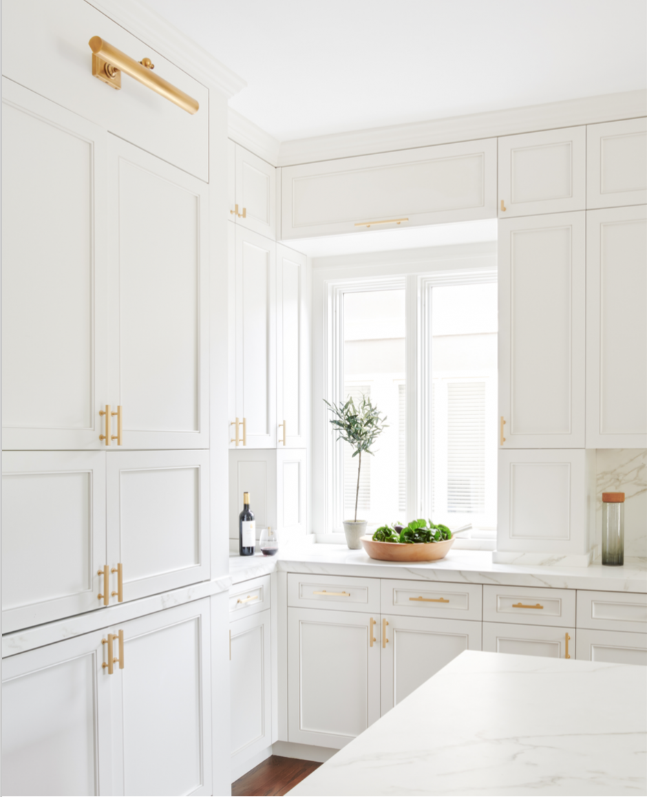 Белая кухня с золотой фурнитурой угловая деревянная столешница
