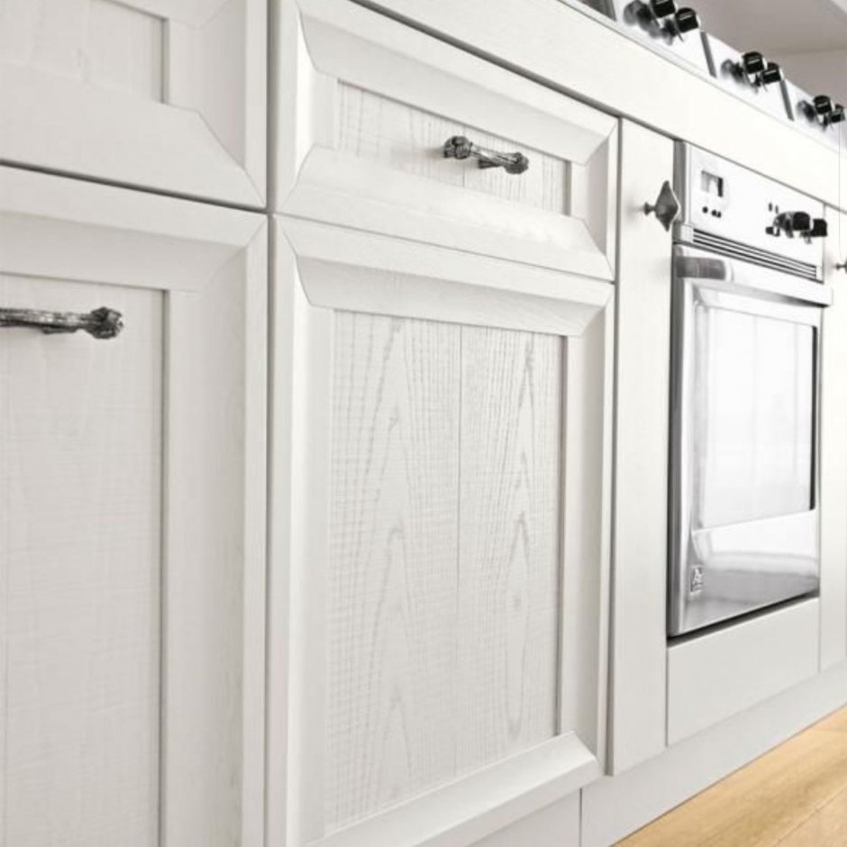 Белая кухня с фрезеровкой