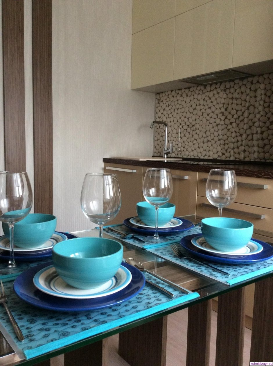 Голубая посуда в интерьере кухни (32 фото)