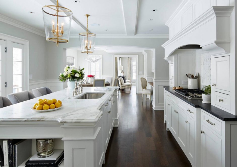 Богатый интерьер белых кухонь