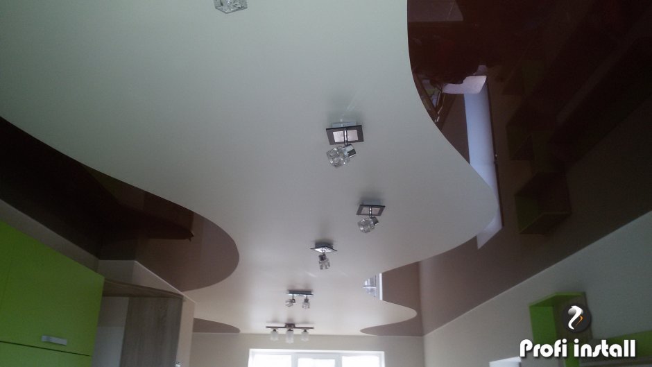 Натяжные потолки на кухню двухцветные дизайн