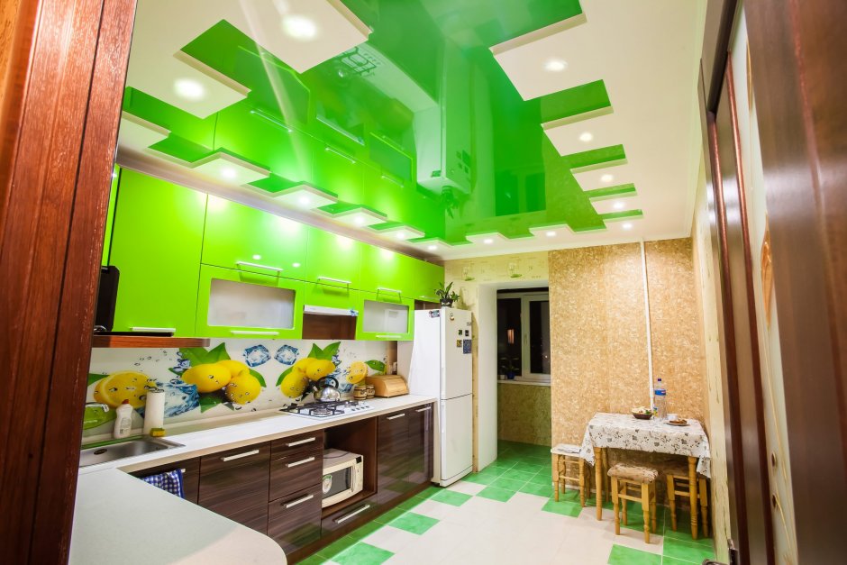 Комбинированный потолок на кухне