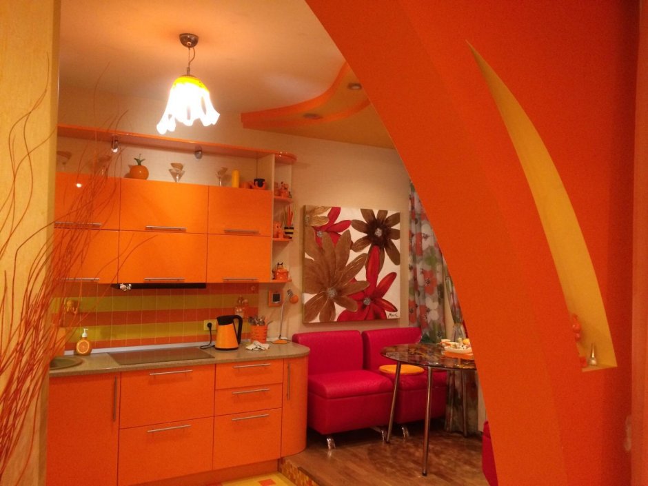 Оранжевый потолок на кухне