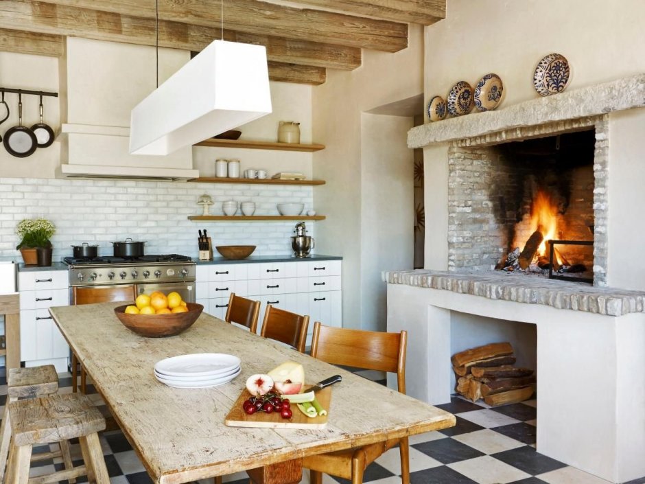 Кухня в деревенском стиле с камином