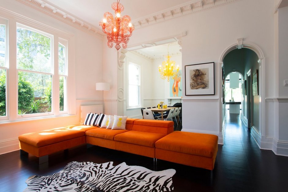 Оранжевый диван в интерьере кухни (32 фото)