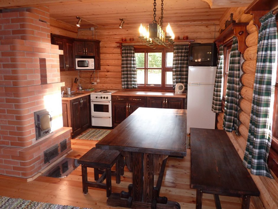 Кухня с печкой в деревянном доме