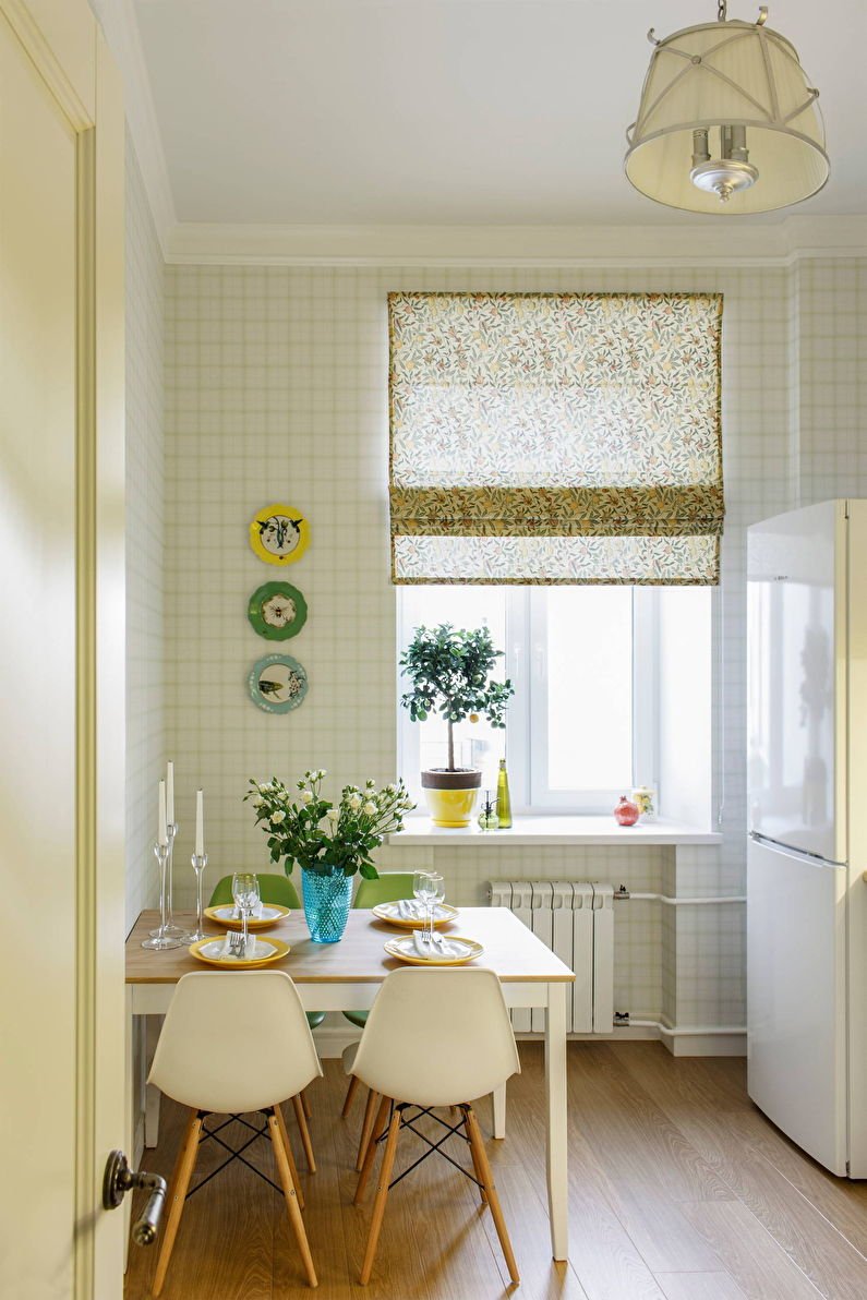 Интерьер маленькой кухни в белом цвете с зелёными шторами