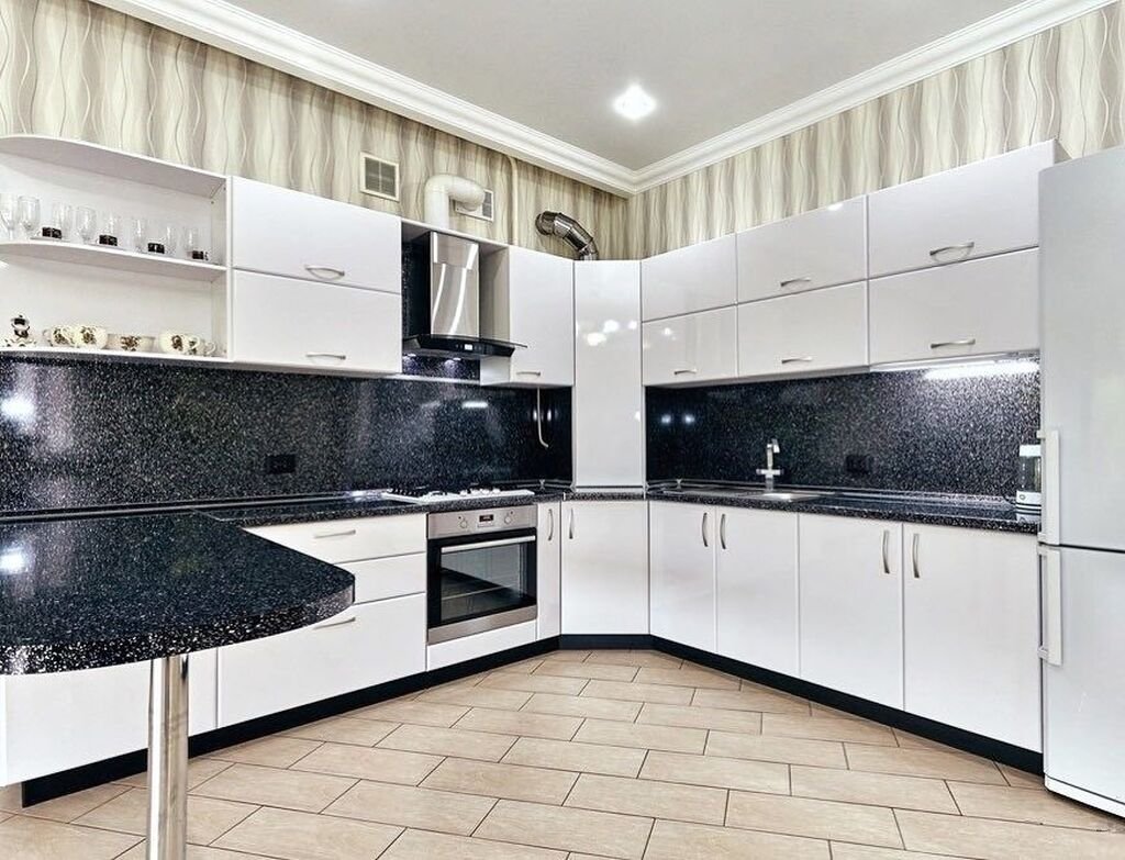 Глянцевая белая кухня с темной столешницей фото