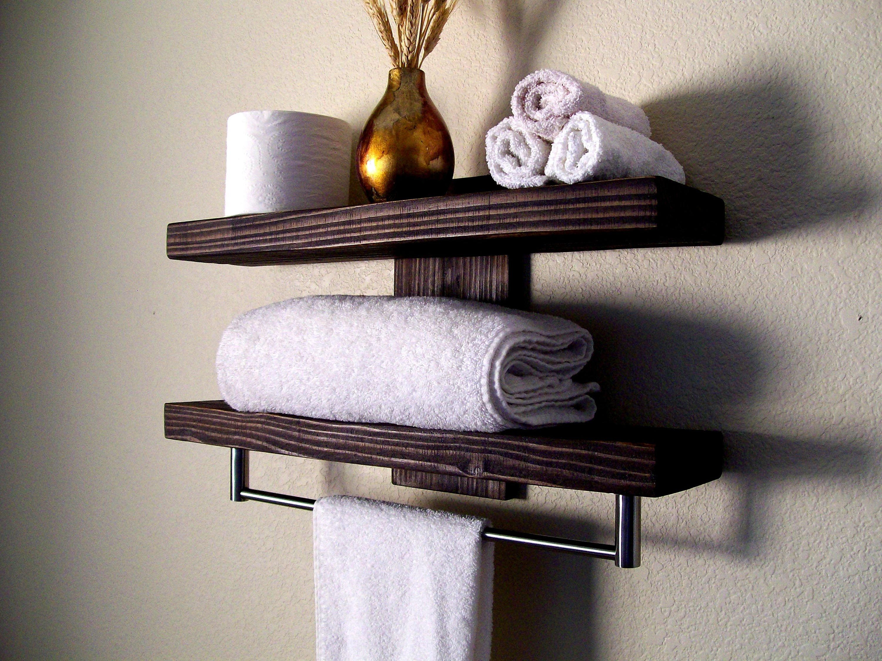 Полотенца трубы. Полки для полотенец в ванную. Полка для полотенец деревянная. Деревянная полка для полотенец в ванную. Полочка в ванну для полотенец.