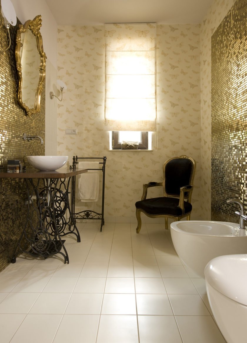 Золотая мозаика в ванную комнату
