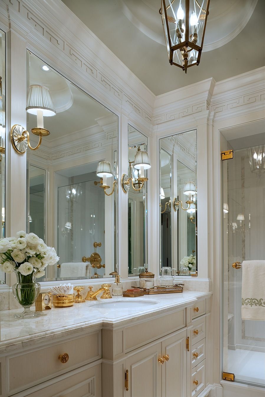 Освещение над зеркалом в ванной
