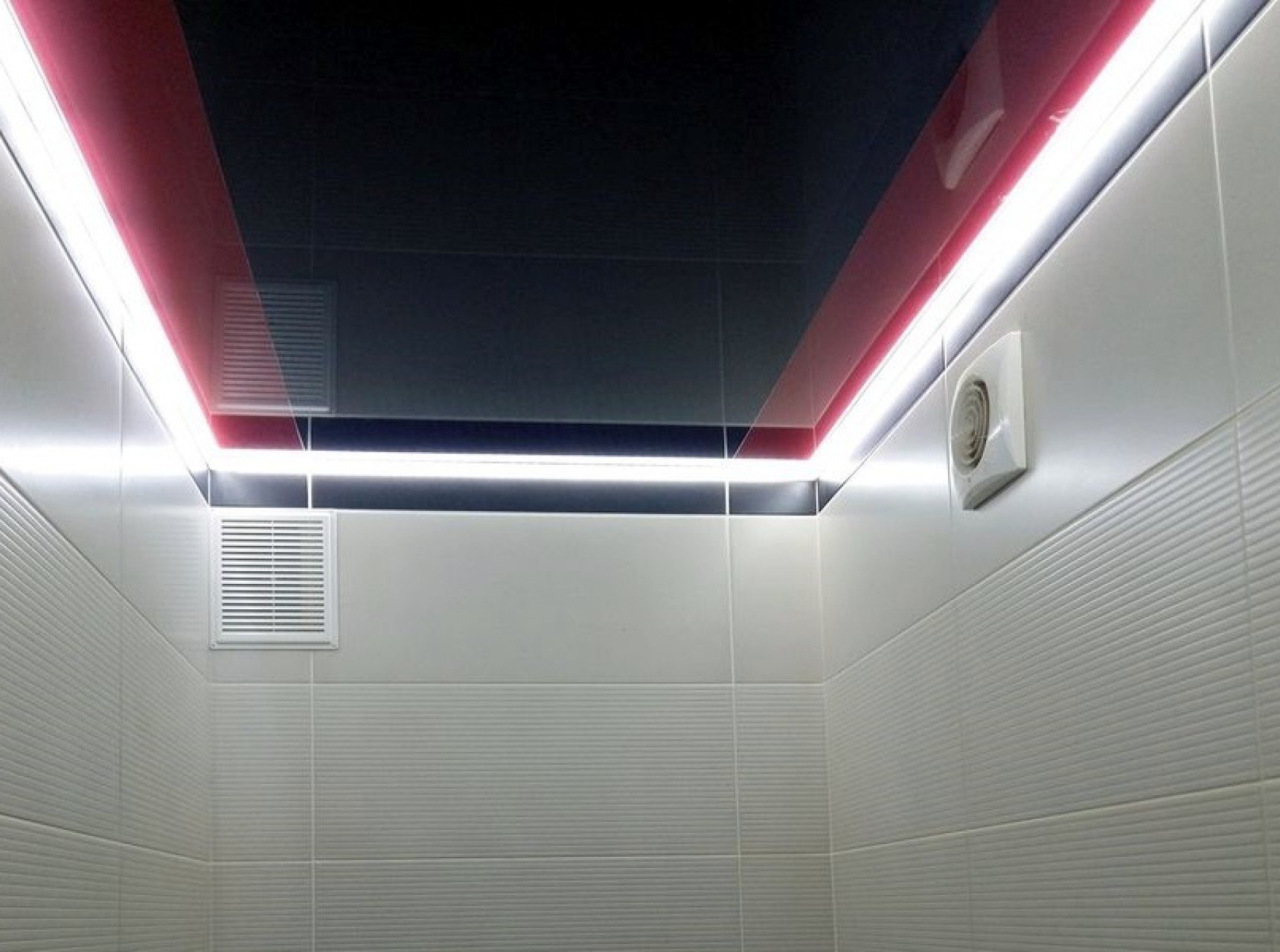 Парящий натяжной потолок в ванной фото