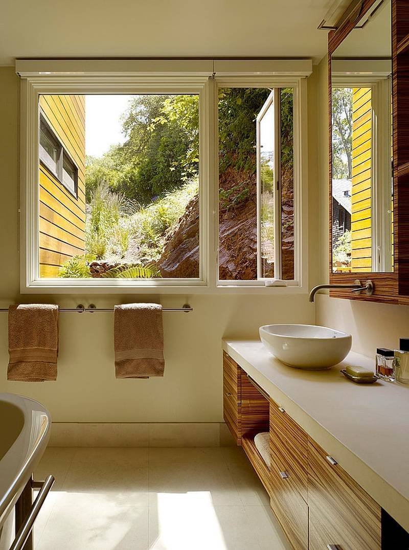 Ванная с окном в частном доме