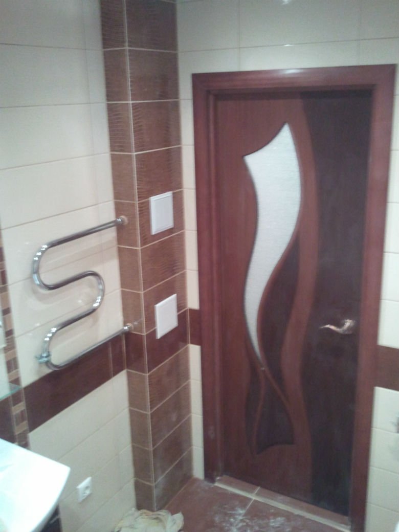 Двери в ванную комнату и туалет