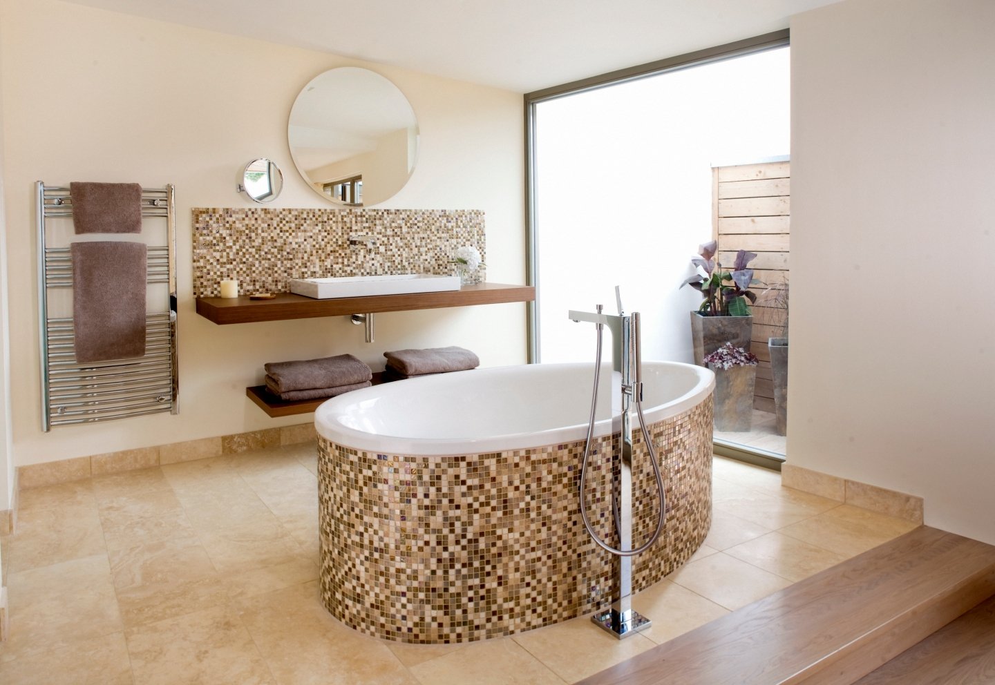 Овальная ванна с мозаикой