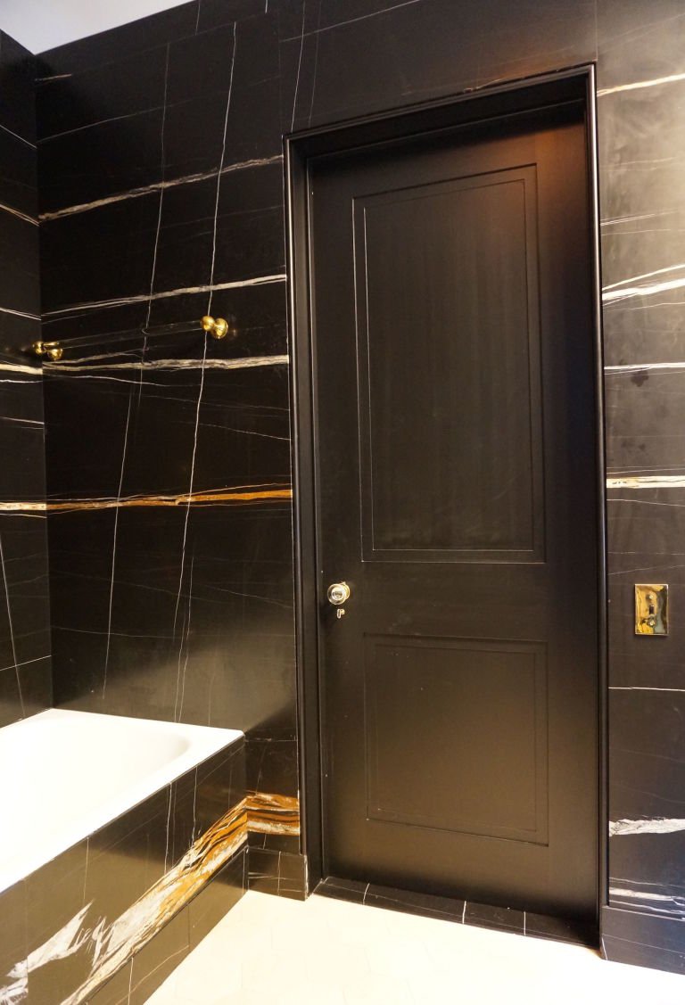 Черная дверь в ванную комнату