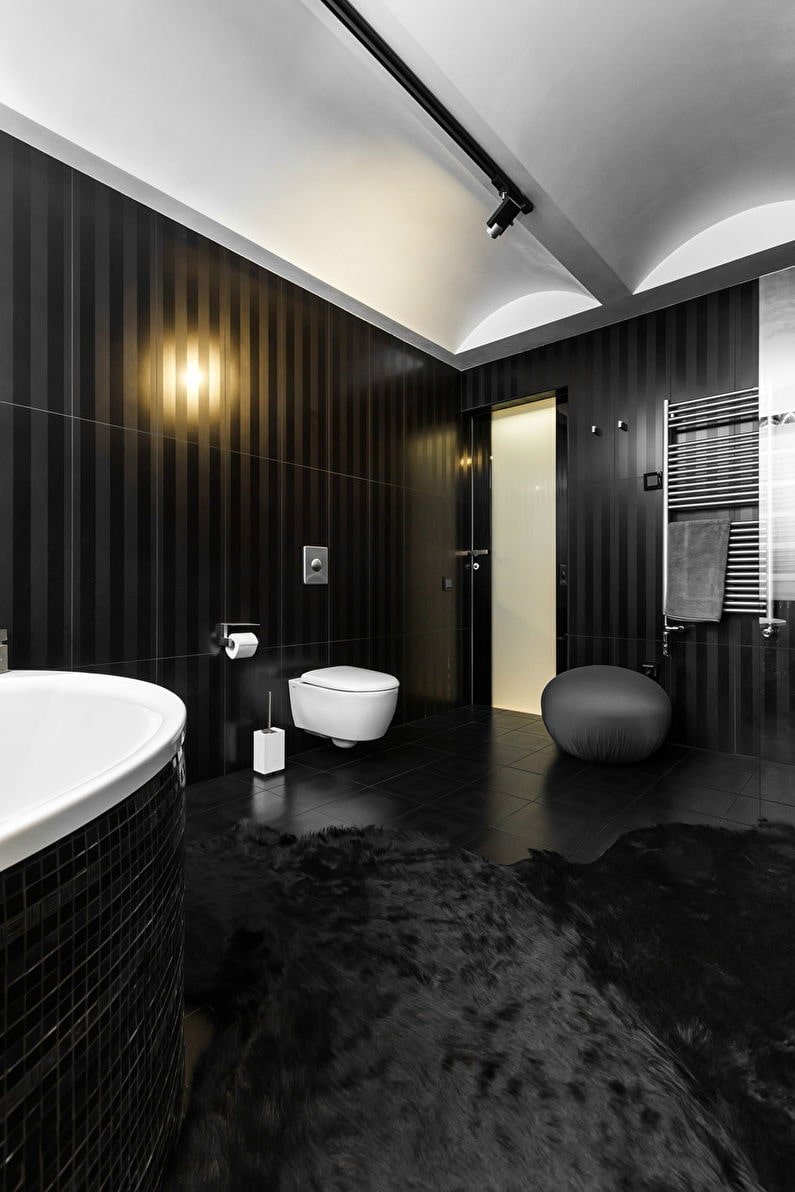 Ванная комната с черной плиткой