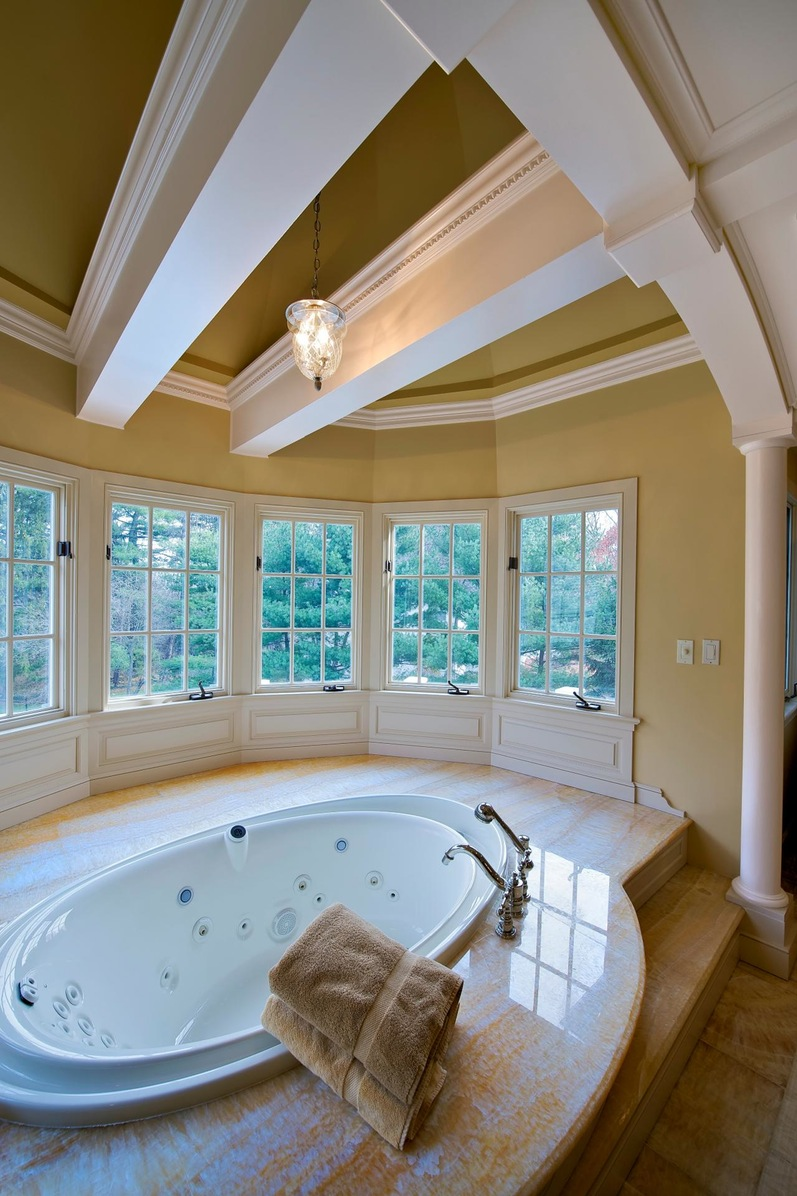 Большая ванная с окном
