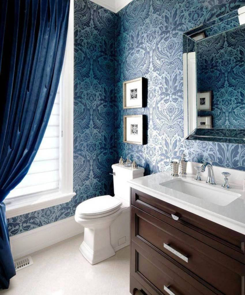 Белая ванная комната с ярким декором