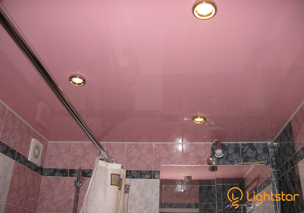 Делают ли в ванне натяжной потолок. Потолок в ванной. Натяжной потолок в ванной. Ванна с цветным потолком натяжным. Потолок в ванную комнату.