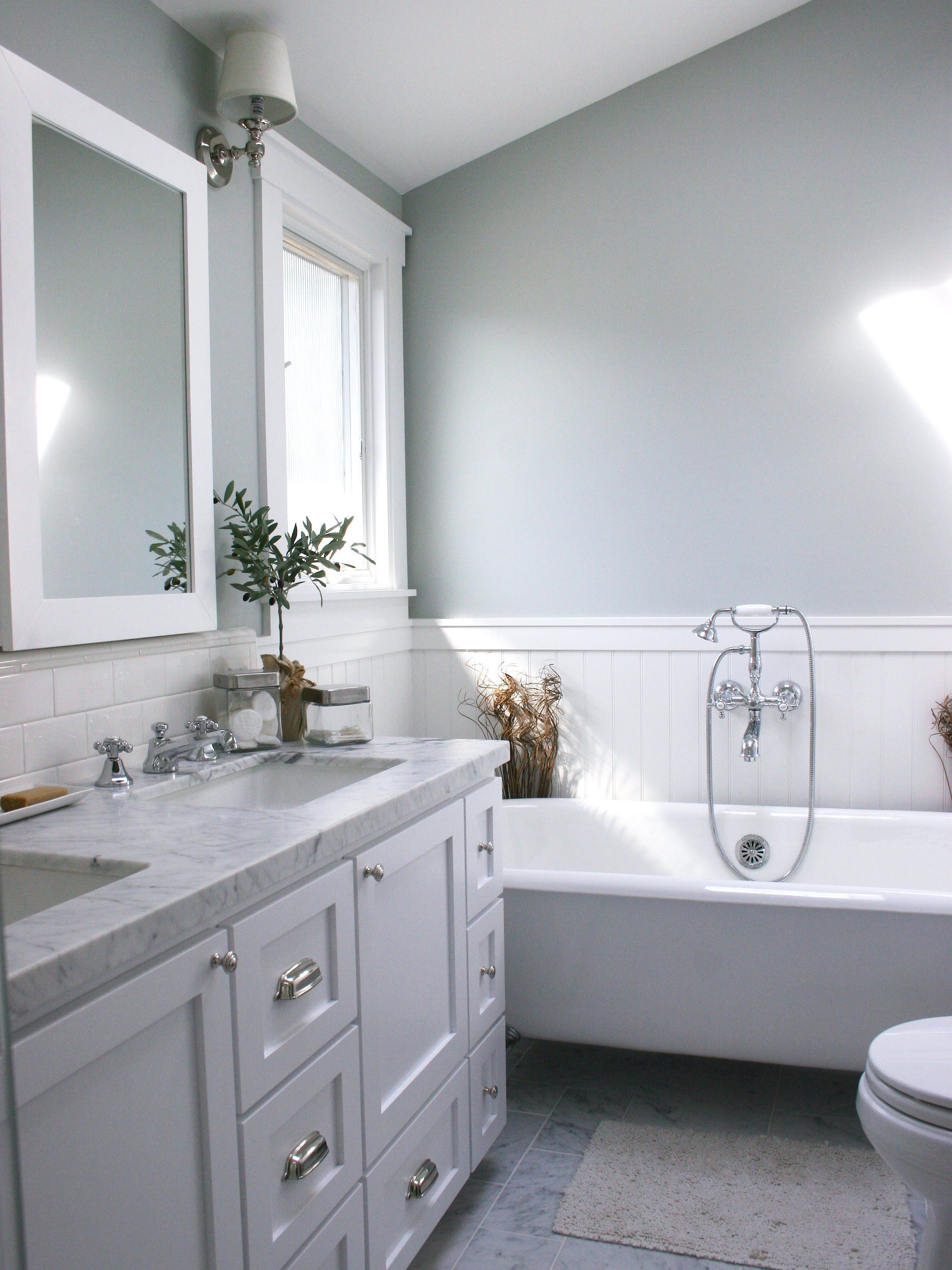 Интерьер ванной комнаты в серых тонах
