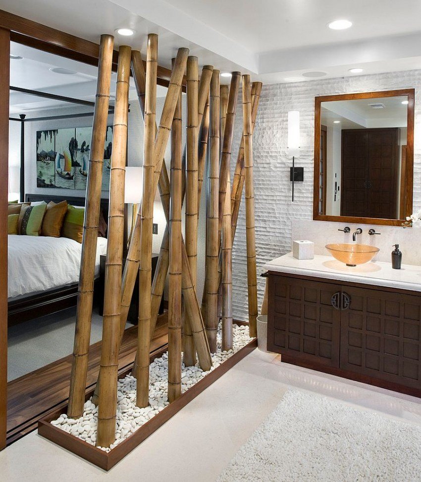 Ограждения из бамбука в ванной комнате совмещенной